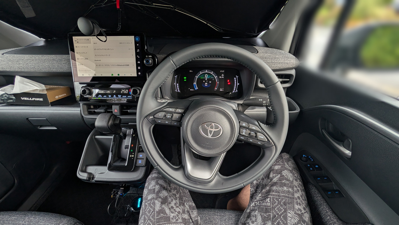 シエンタの運転席から見たダッシュボード。中央の画面が Ottocast で、Bluetooth の設定を開いている