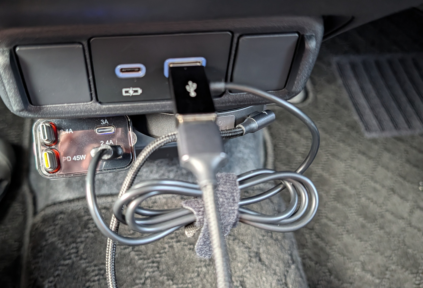 助手席足元の USB ポートに Ottocast のケーブルを挿したところ