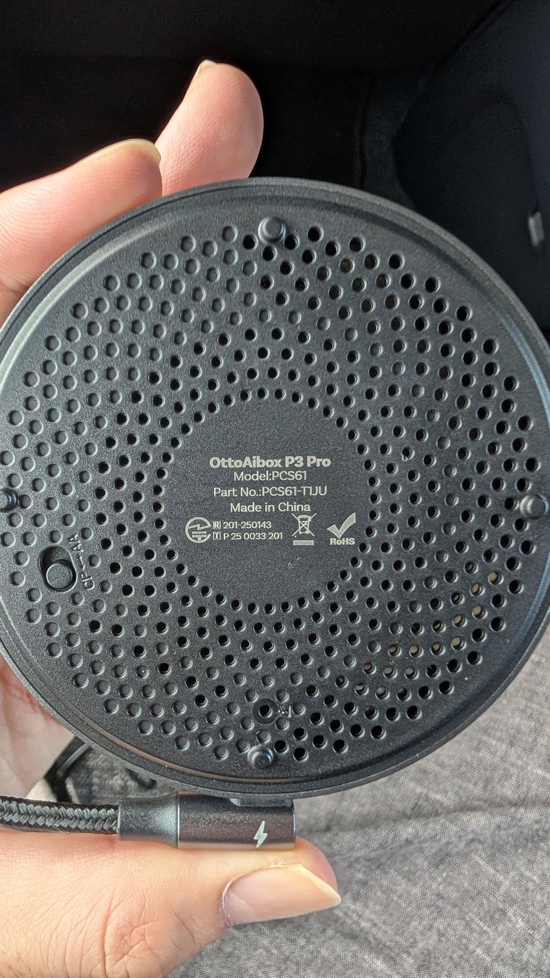 OttoAibox P3 Pro の本体裏面。手のひらに収まる円盤型